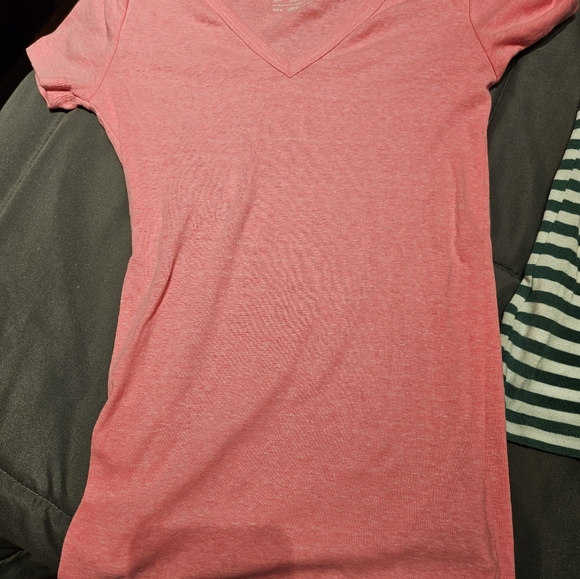 Pair of Women's Gap T shirts - Picture 4 of 7